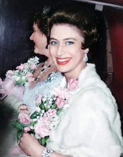 62年，英国女王亲妹妹赤身裸体坐在浴缸里，头戴王冠拍了一照片