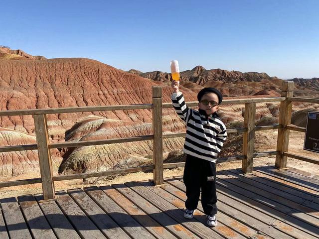 《丹霞红里的童趣时光》