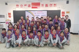 感恩父母，这些小学生以实际行动学会奉献图片