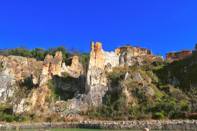 云南曲靖彩色沙林，一处凝固的彩虹秘境，漫步亿万年的时空隧道
