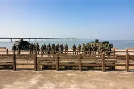 两岸统一将近？台军在金门大桥集结大量装甲车，岛内气氛瞬间拉高图片
