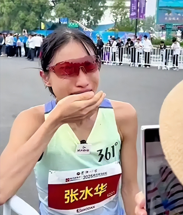 解聘传闻真相大白2个月，女护士张水华近况曝光	，白岩松没说错