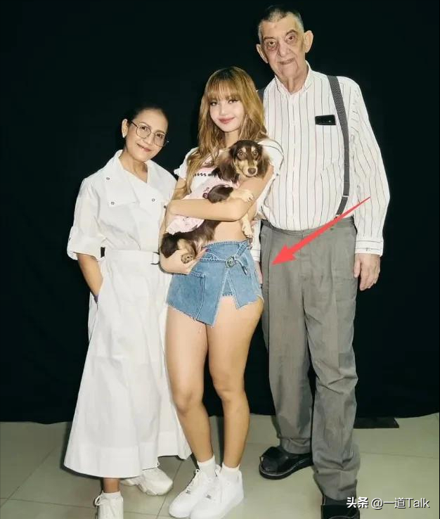 Lisa和继父亲密互动惹争议，二人合影没分寸，继父手搭女儿屁股上