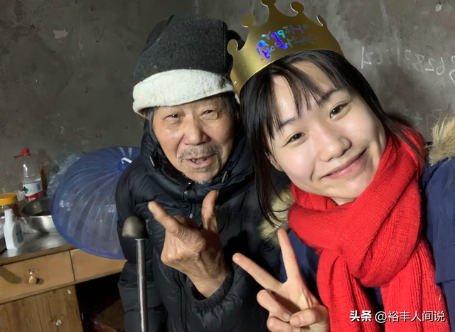 结婚第二天传噩耗！“英雄”龙麻子妻子的大伯去世，夫妻下跪送别