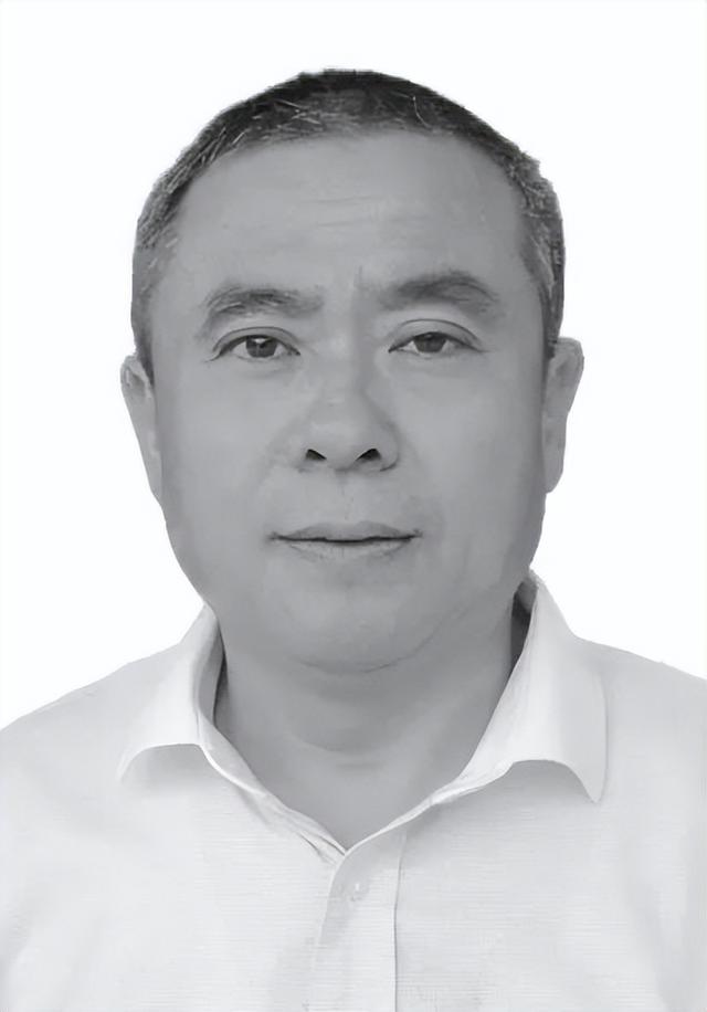 江西一中学党总支书记梅军水，和校长、总务主任一起查看教学楼屋顶漏水情况时，不幸意外坠楼，享年58岁