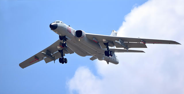 轰-6K穿越宫古海峡！歼-20护航？释放什么信号？