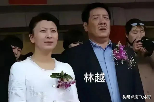 闫学晶丑闻再曝！一人已被拘留，婚变内幕被扒，亲手拔父亲氧气管