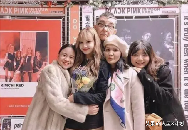 Lisa和继父亲密互动惹争议	，二人合影没分寸，继父手搭女儿屁股上