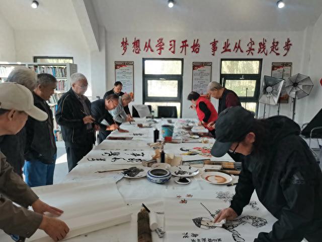 重阳佳节将来临 创作墨宝送老人