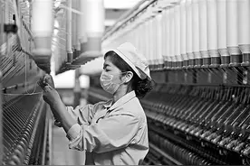 游走在经纬之间的纺织女工图片