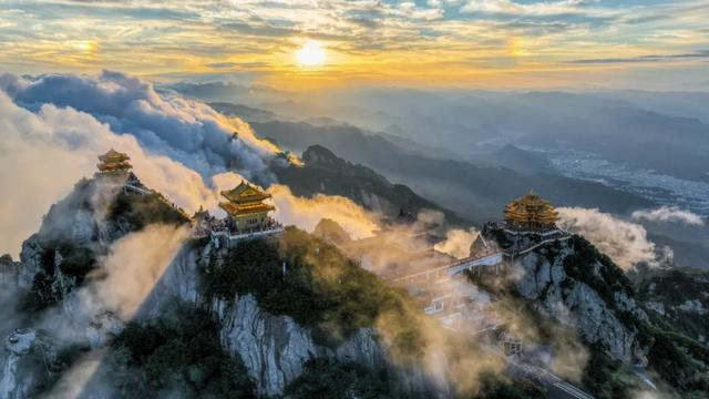 老君山云海霞光里的秋日寄语
