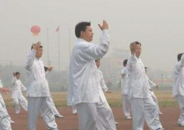 太极拳新手必看！4个简单招法学懂“不用蛮力的聪明拳”