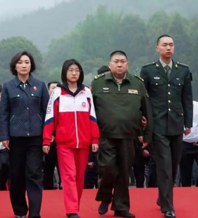 主席唯一曾孙子毛东东，今年22岁身高1米87，出生日期很有寓意！