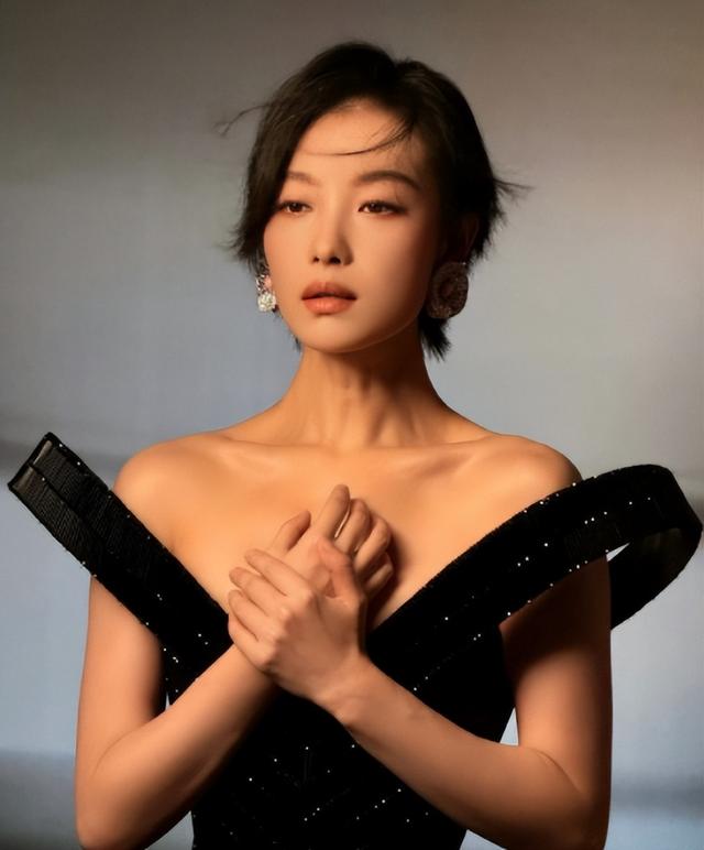 37岁倪妮晒照过圣诞，一细节暴露真实现状，难怪当初看不上冯绍峰