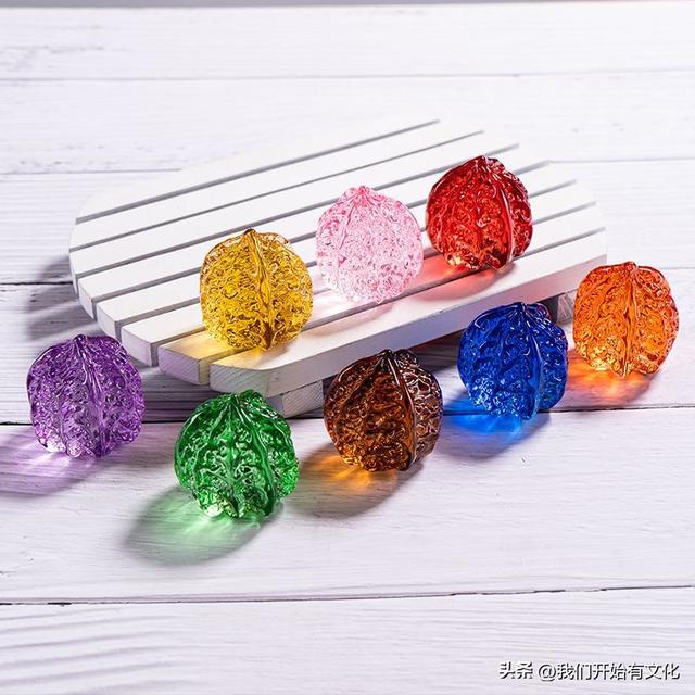 古玩市场上统称“水晶”或“琉璃”的各种玻璃陨石的初步材质分析