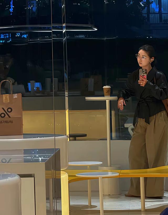 有钱真好！嫁给大连富二代的李小萌 逛街喝咖啡 开的600万劳斯莱斯