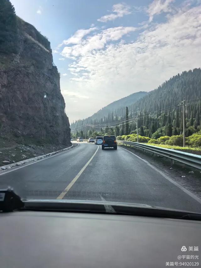 跨越天山的壮美风光