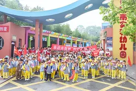 湖北赤壁：牵着手排着队 萌娃春日开“派对”图片