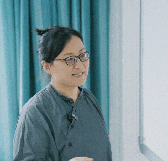 她把风靡全球的神作引入中国，被总统授予骑士勋章，好评如潮