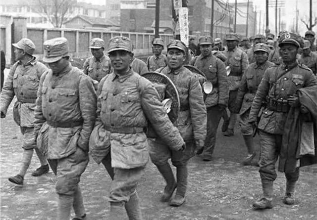 1950年11月北京火车站36军军长刘万春刚下车就被战士拦住你被捕了
