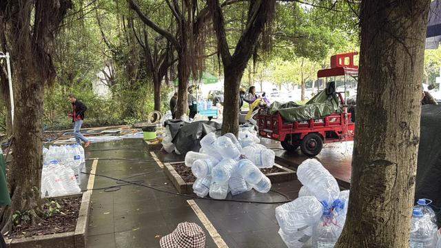 南宁青秀山脚下的水源地，来取水的人络绎不绝，你喝过这里的水吗