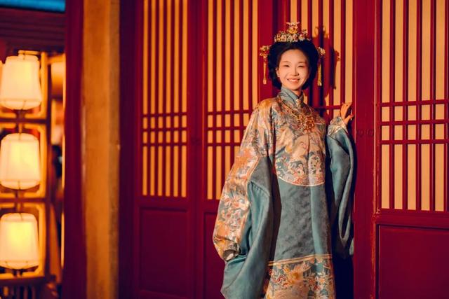 春色染东平，一韵一倾城