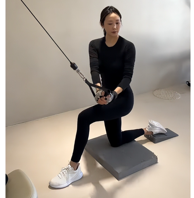 李纯婚后放纵开始还债了，健身累到大腿颤抖，带上北京爷们一起练