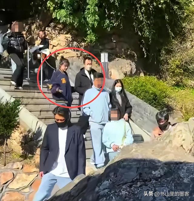朱媛媛离世5个月，辛柏青寺庙露面，女儿扶着下楼，李乃文也在
