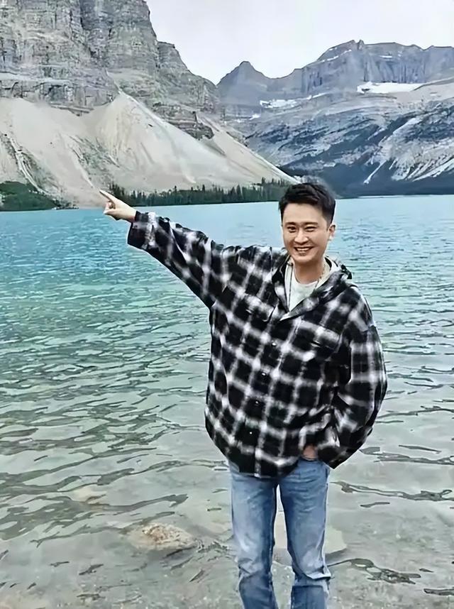 闯祸了！央视主持人出国旅游，携妻女高调炫海外生活，被网友骂惨