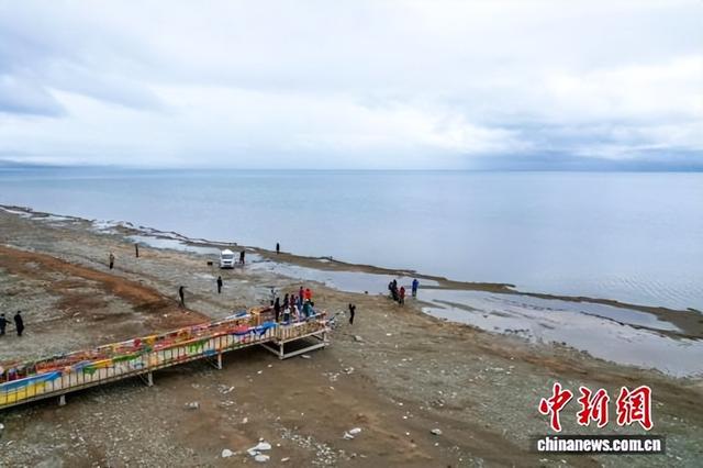 （辉煌60载 魅力新西藏）西藏阿里：游客尽享玛旁雍错、拉昂错夏日风光