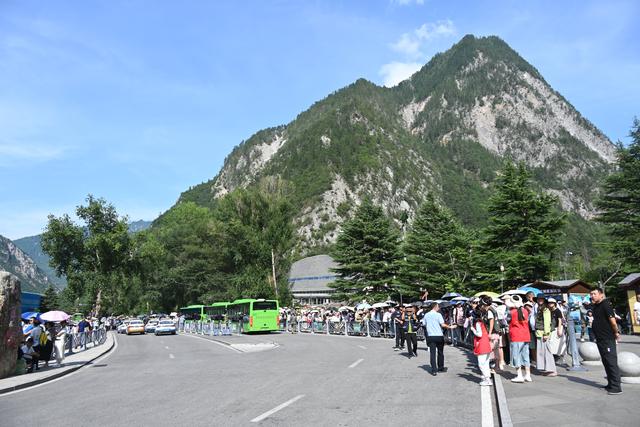 烈日下的坚守：九寨沟4.1万游客高峰背后的暖心风景