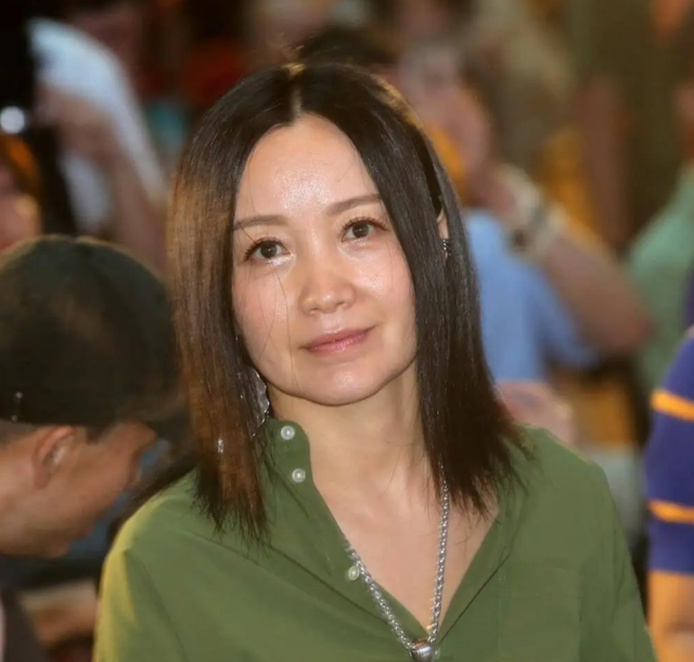 她连上5次春晚，私下却和恩师同居怀孕被骗流产，今57岁依然单身