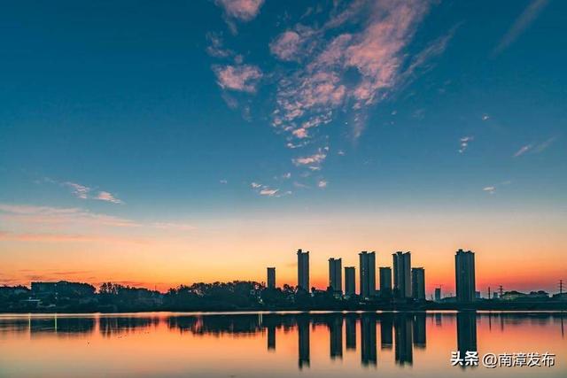 南漳：清晨邂逅便河水库的朝霞倒影