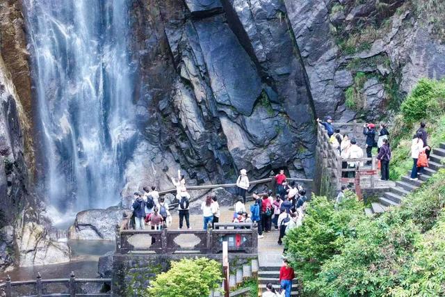 “三八”妇女节人气火爆！明月山迎来春日登山热潮！