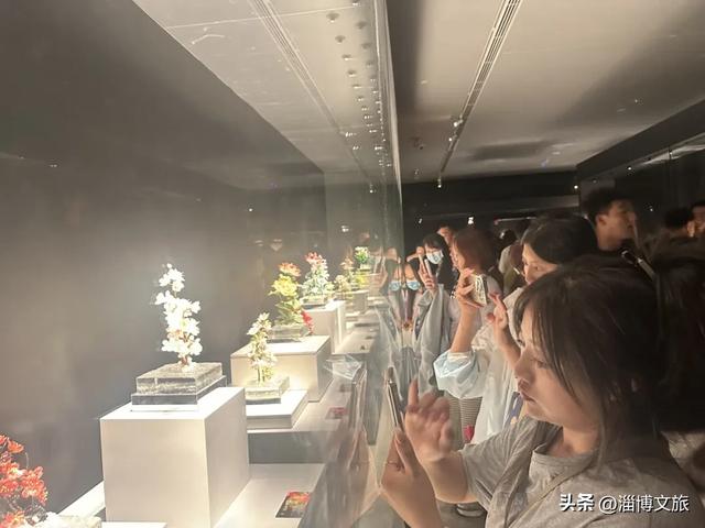 雨天也挡不住！国庆假期，淄博又火了！还上了央视~