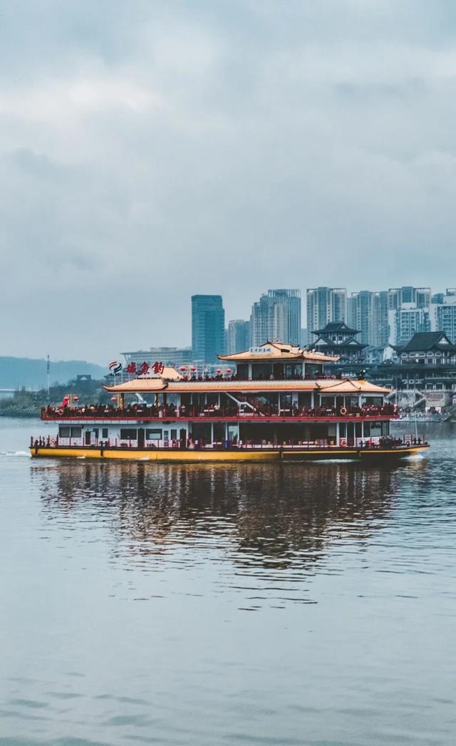 被重庆光芒掩盖，这座小城被一碗“刨猪汤”带火，景点几乎免费看