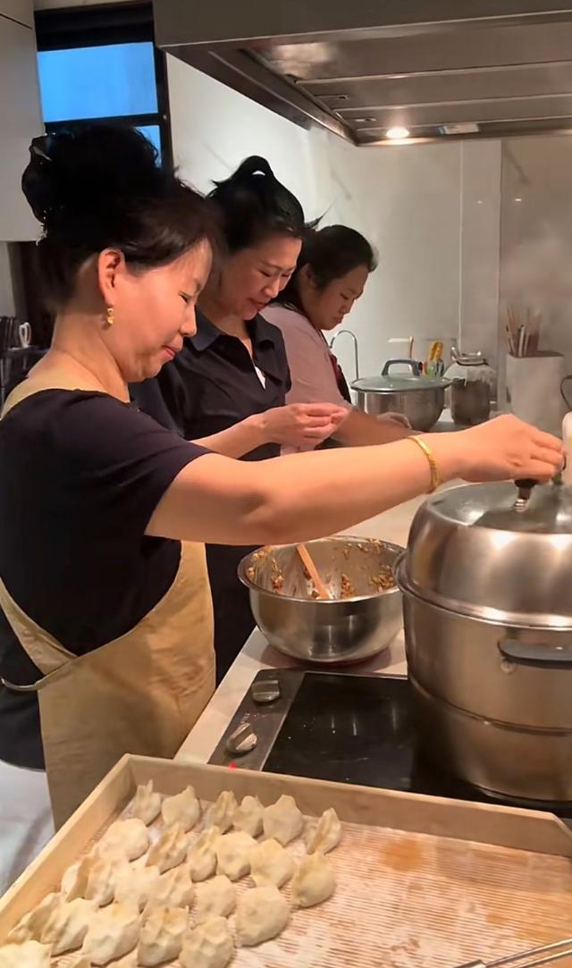 大孝！岳云鹏接80岁老妈住北京豪宅，3000万别墅阔气，媳妇是功臣