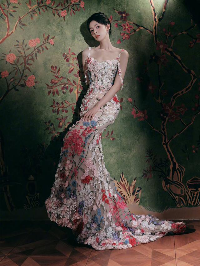 身穿花裙 风情万种的陈瑶