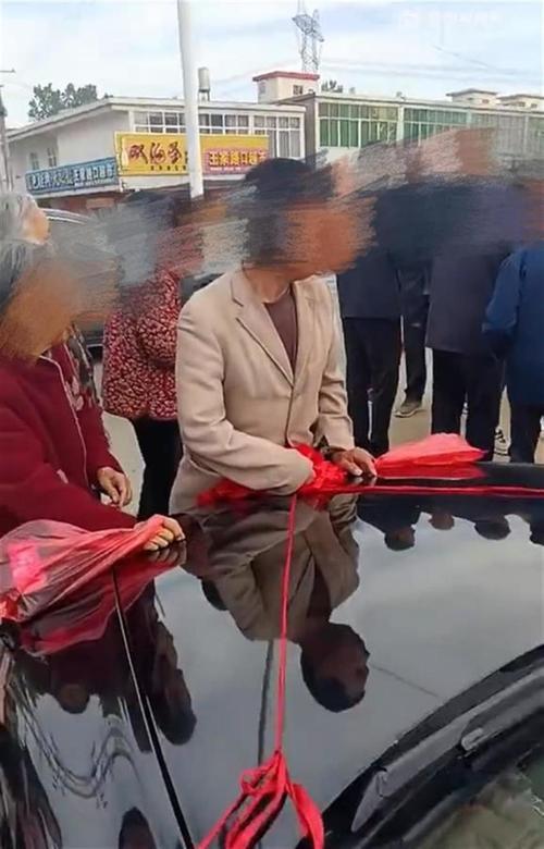 拦婚车要香烟后续，新娘被气哭，6人被警方处罚，网友拍手叫好，