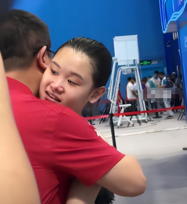 全红婵当榜三大姐力挺，张家齐首场直播却被嘲	，退役后路走错了吗