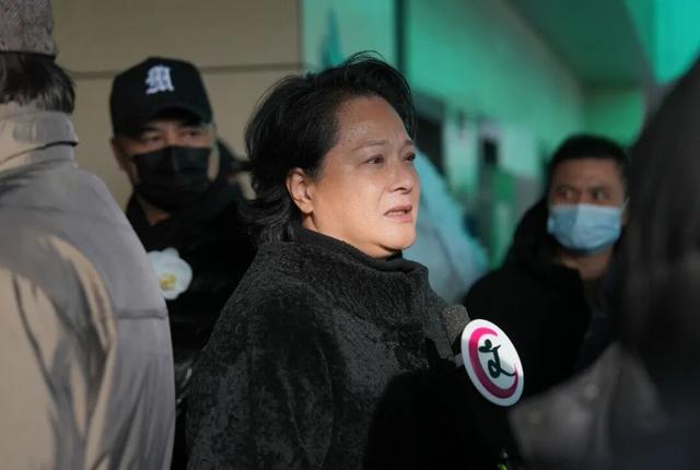 何晴告别仪式临时开放，影迷排队道别，六小龄童、唐国强等送来挽联，儿子追忆：在我心里北京初雪为妈妈而下