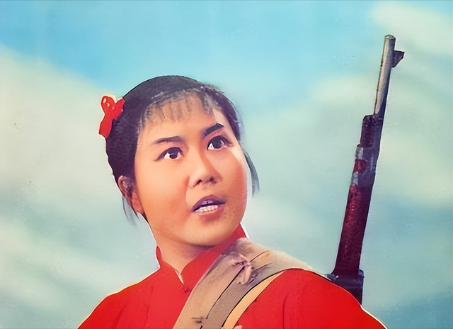 吃里扒外、永不回国？带30名演员留美不归，如今年过花甲归来