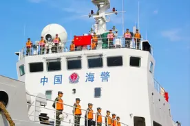地点台海，两岸舰艇相距不足百米！台湾省刷屏联合国，大陆回应了图片