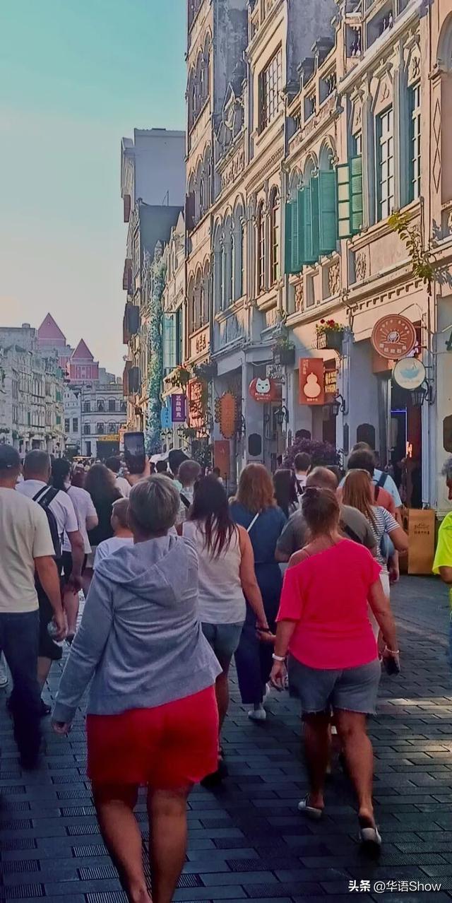 封关前瞻丨海口骑楼老街冬日景象：满眼都是外国人