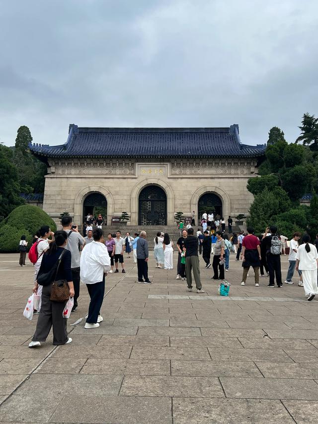中山陵游人如织