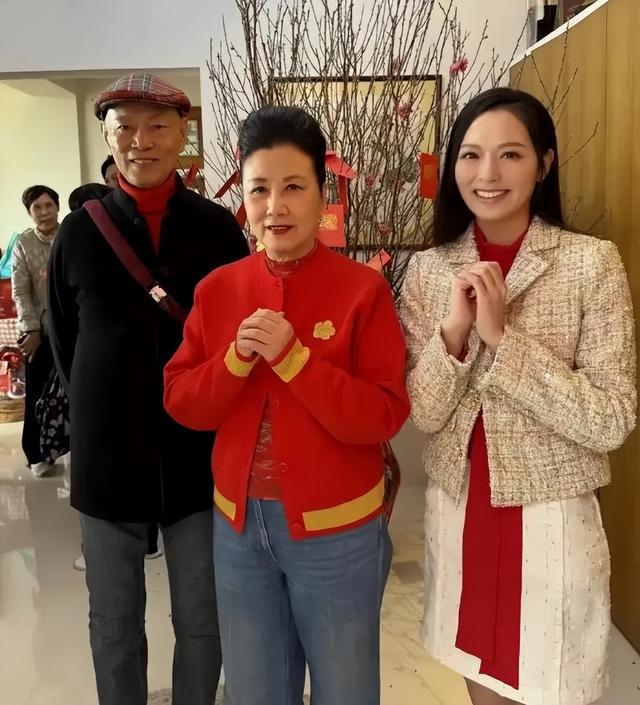 77岁还能压轴上央视春晚，无儿无女拼命赚钱，却有人给她磕头拜年