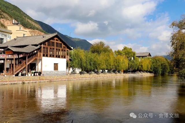 以礼初冬，树染波心山街色 蒋加祥/图