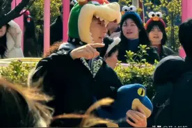 年初三马龙全家在日本旅游，穿2万大衣很帅气，两个儿子太可爱了图片