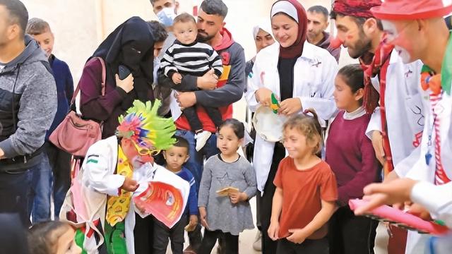 废墟搭帐篷办影展，加沙女性借光影，诉说战乱中的苦难与希望！