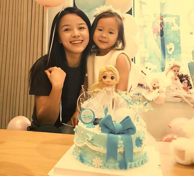 新疆优素福的姐姐热热离婚了，她感恩和前夫曾同行，以后各自珍重